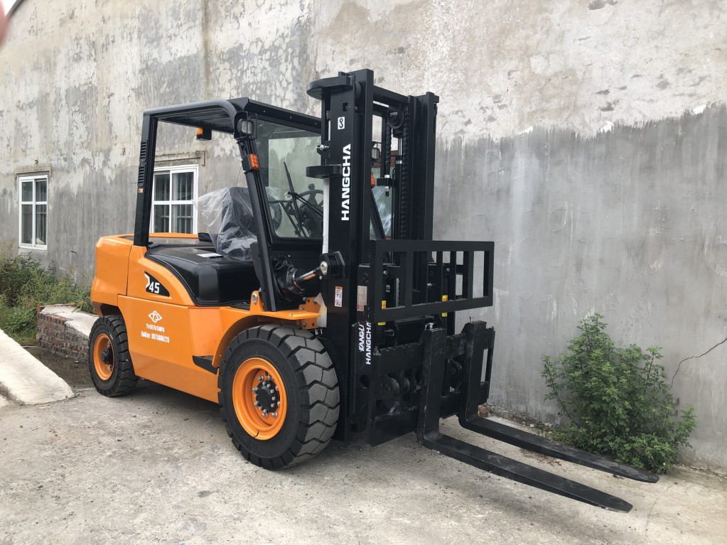 Xe nâng dầu 5 tấn HangCha dòng X hoạt động tại xưởng khách hàng