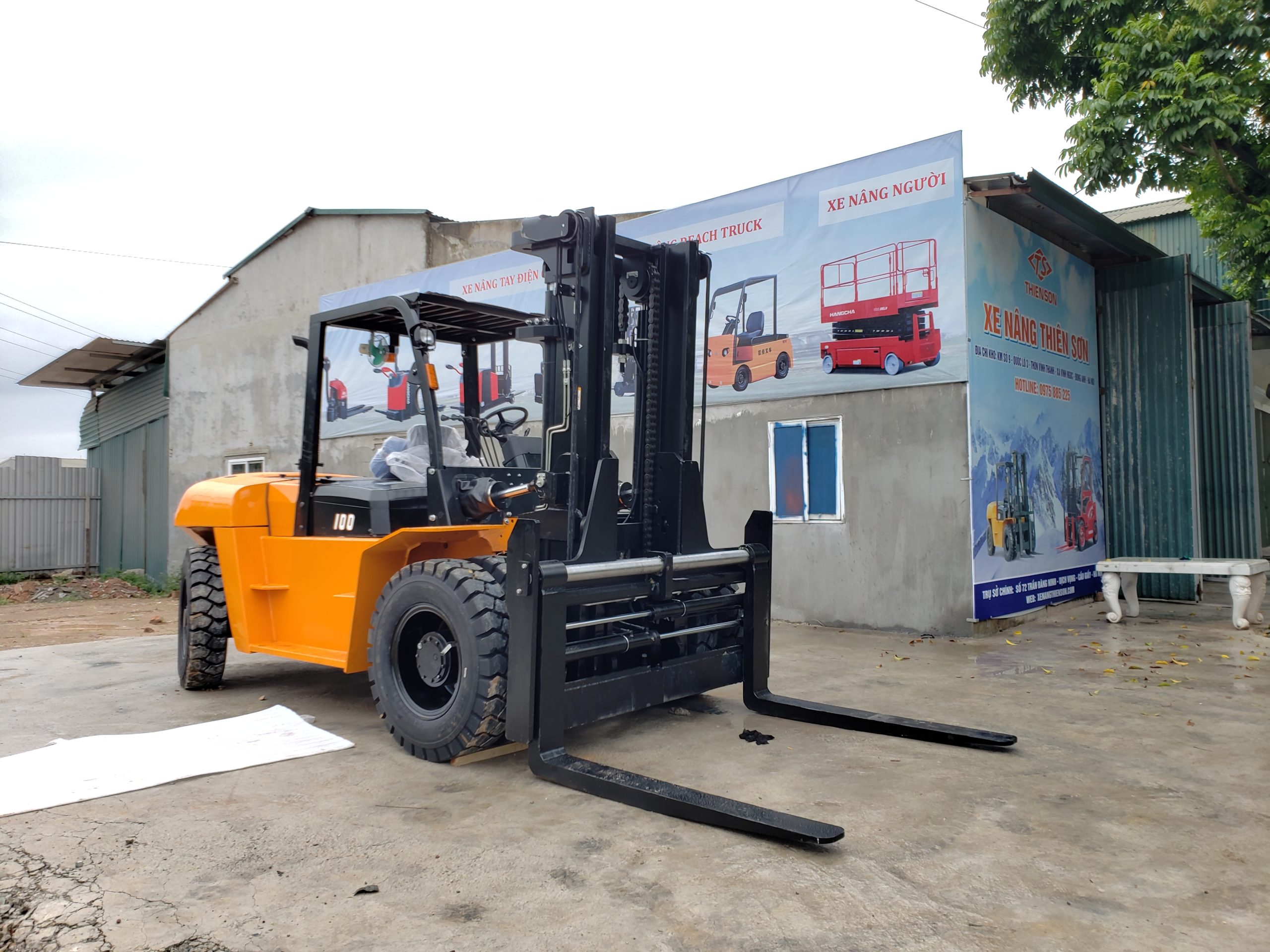Xe nâng dầu 10 tấn HangCha tại kho Thiên Sơn Xe nâng dầu 10 tấn HangCha tại kho Thiên Sơn