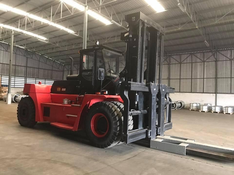 Xe nâng dầu 28 tấn HangCha bàn giao cho khách tại kho Xe nâng dầu 28 tấn HangCha bàn giao cho khách tại kho
