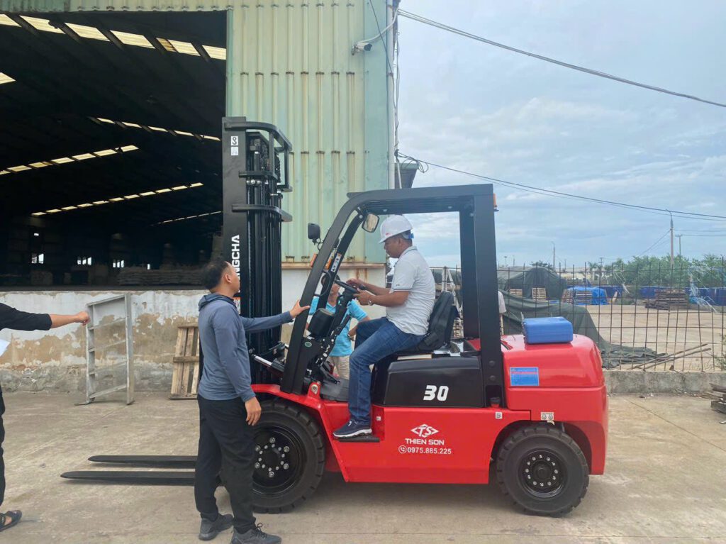 Nhờ người hiểu biết về xe nâng dầu 2.5 tấn tư vấn khi mua