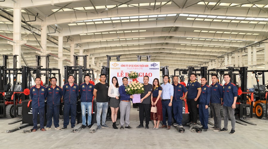Công Ty Thiên Sơn giao lô 33 xe cho khách hàng Công Ty Thiên Sơn giao lô 33 xe cho khách hàng