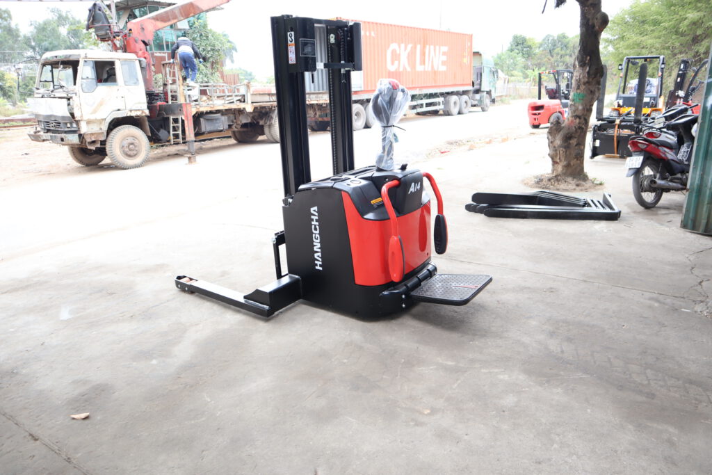 Xe nâng dầu 2,5 tấn