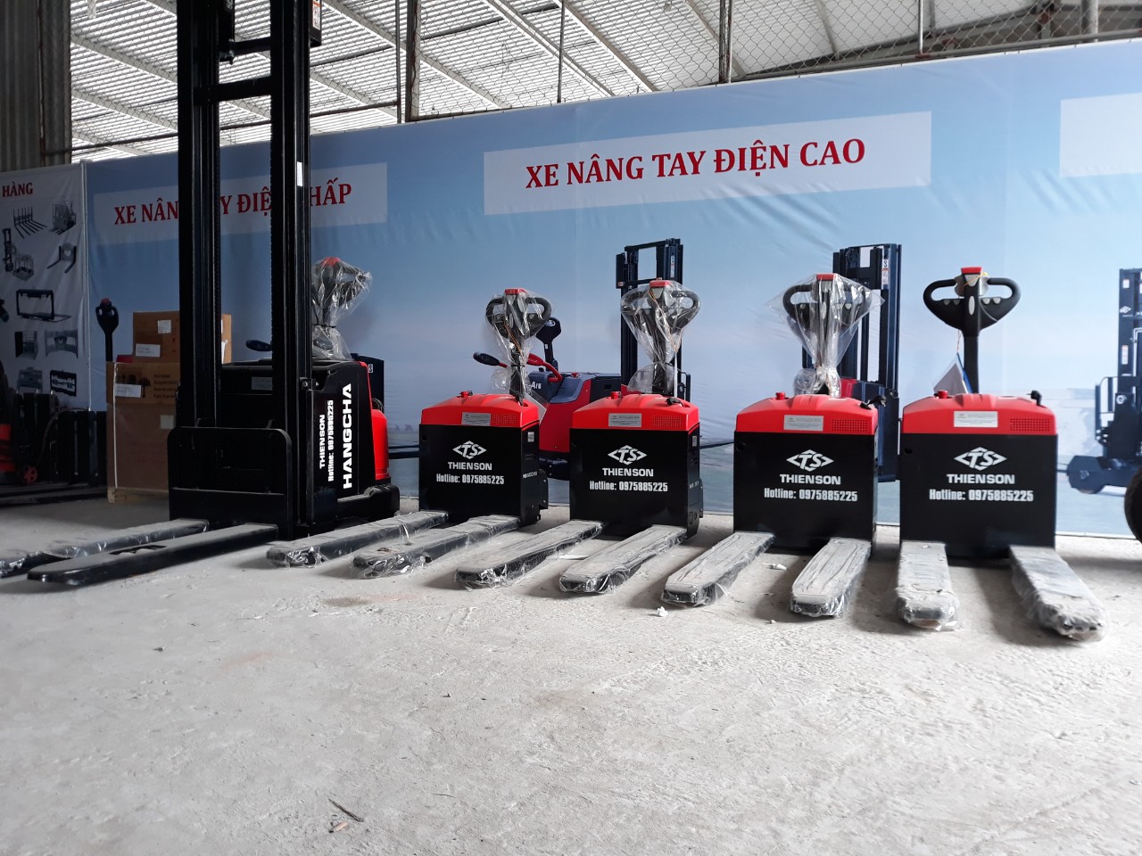 Xe nâng tay Pallet Truck tại kho Xe nâng tay Pallet Truck tại kho