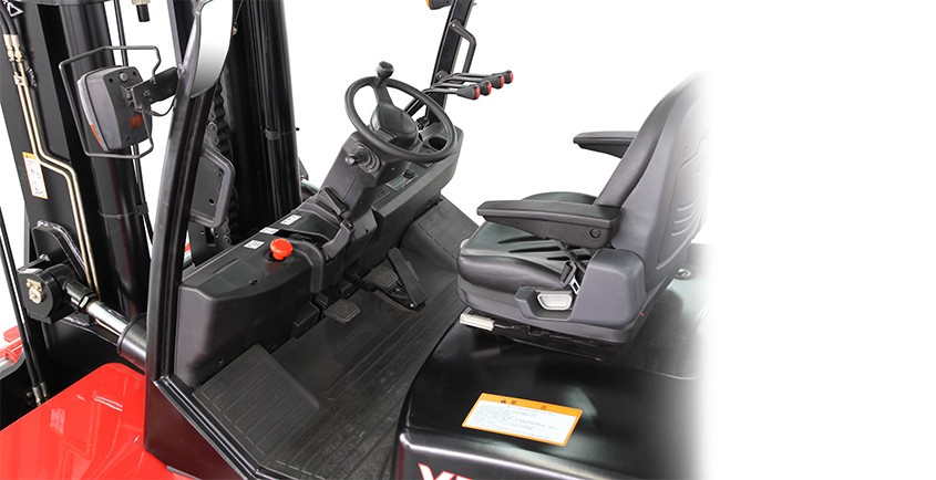 Khoang Cabin điều khiển của xe nâng dầu 8 tấn được trang bị tối tân