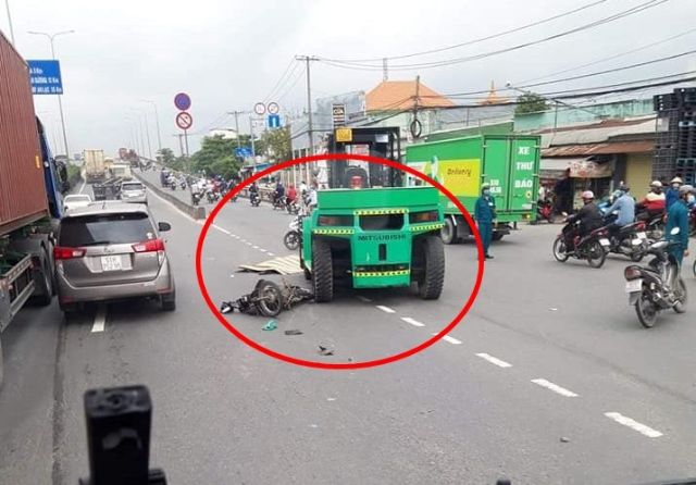 Xe nâng gây tai nạn giao thông