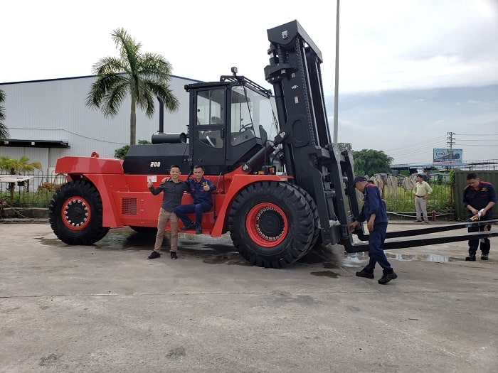 Bàn giao xe nâng 20 tấn HangCha Bàn giao xe nâng 20 tấn HangCha