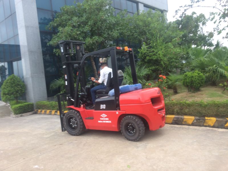 Di chuyển xe nâng với tốc độ vừa phải