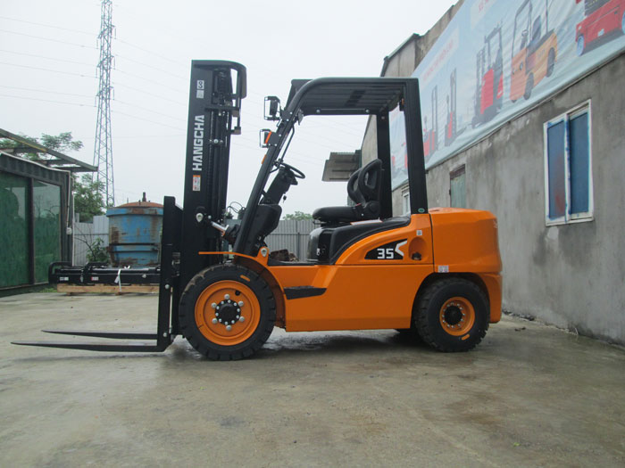 Cabin xe nâng dầu 3 tấn rất rộng rãi và dễ quan sát Cabin xe nâng dầu 3 tấn rất rộng rãi và dễ quan sát