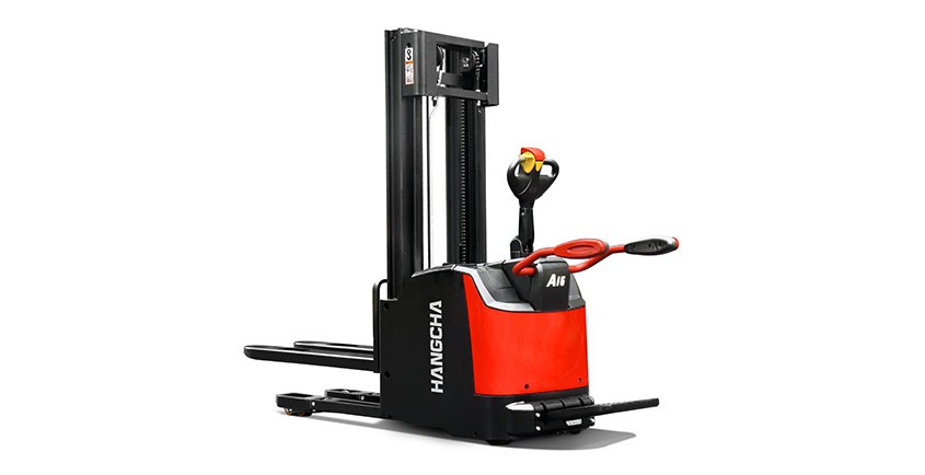 Xe hỗ trợ việc nâng hạ hàng hóa trong kho hàng siêu cơ động