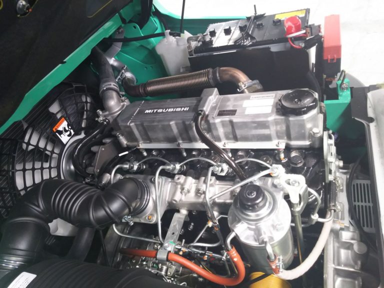Động cơ Mitsubishi được lắp đặt trên xe nâng hàng