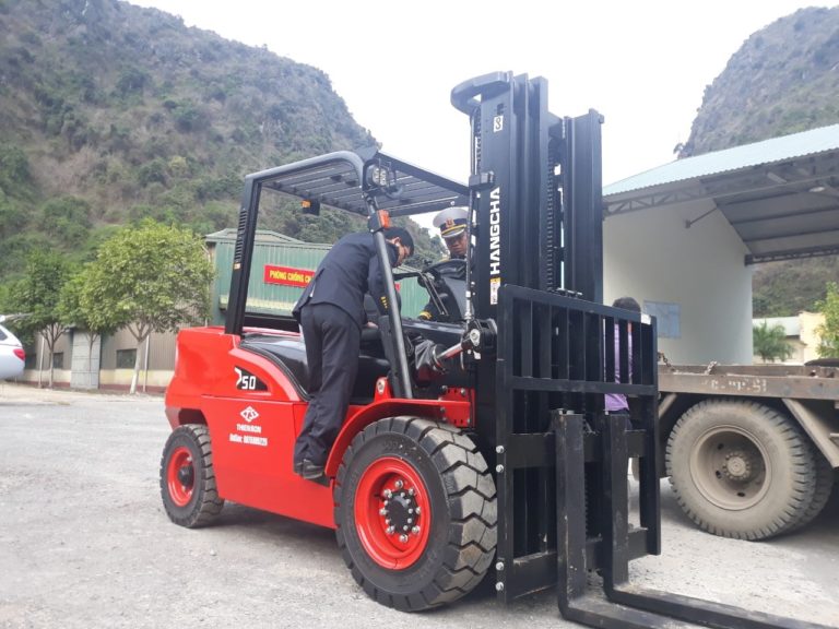 Xe nâng 5 tấn động cơ đốt trong sử dụng nhiên liệu dầu diesel